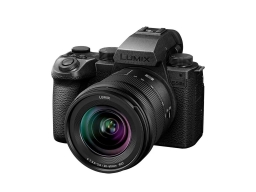 LUMIX DC-S5M2KE,  Full-frame, tükör nélküli készülékváz + S-R2060 optika