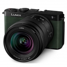 LUMIX DC-S9KE-G Full-Frame kompakt fényképezőgép váz és S-R2060 optika - olivazöld