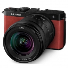 LUMIX DC-S9KE-R Full-Frame kompakt fényképezőgép váz és S-R2060 optika - bíborvörös